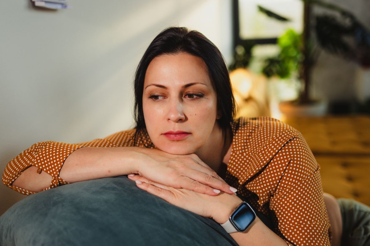 kobieta zamyślona i smutna