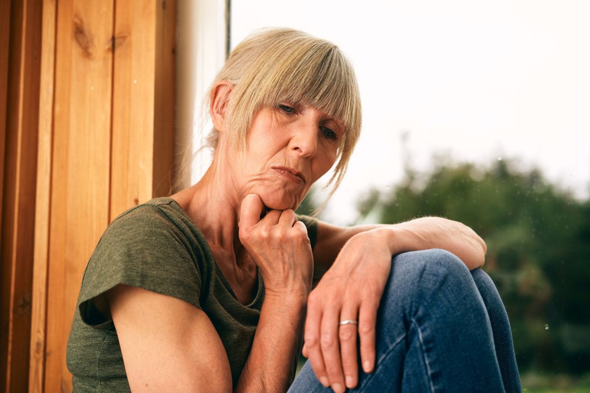 kobieta zamyślona i smutna