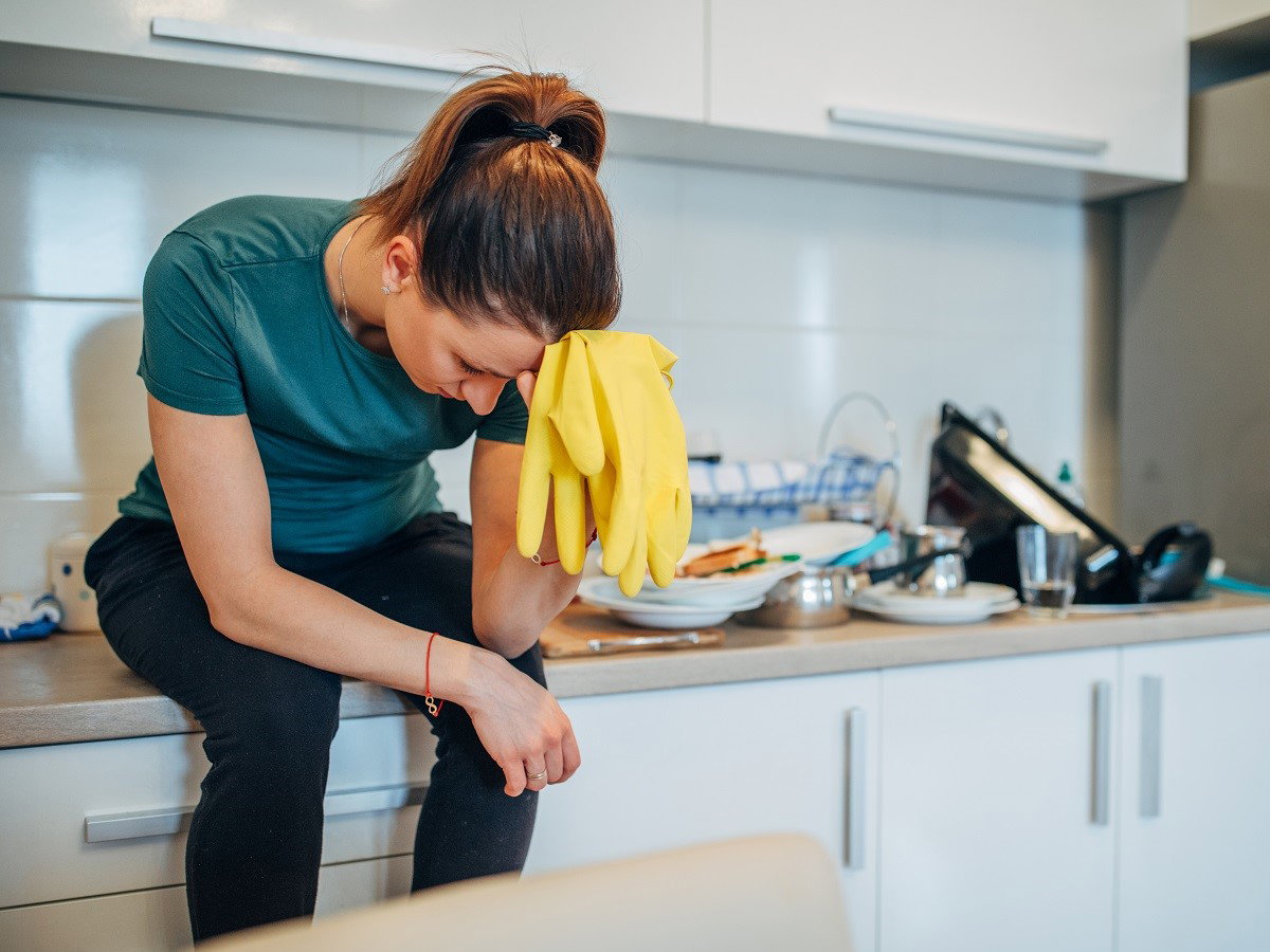 zmęczona sprzątaniem kobieta