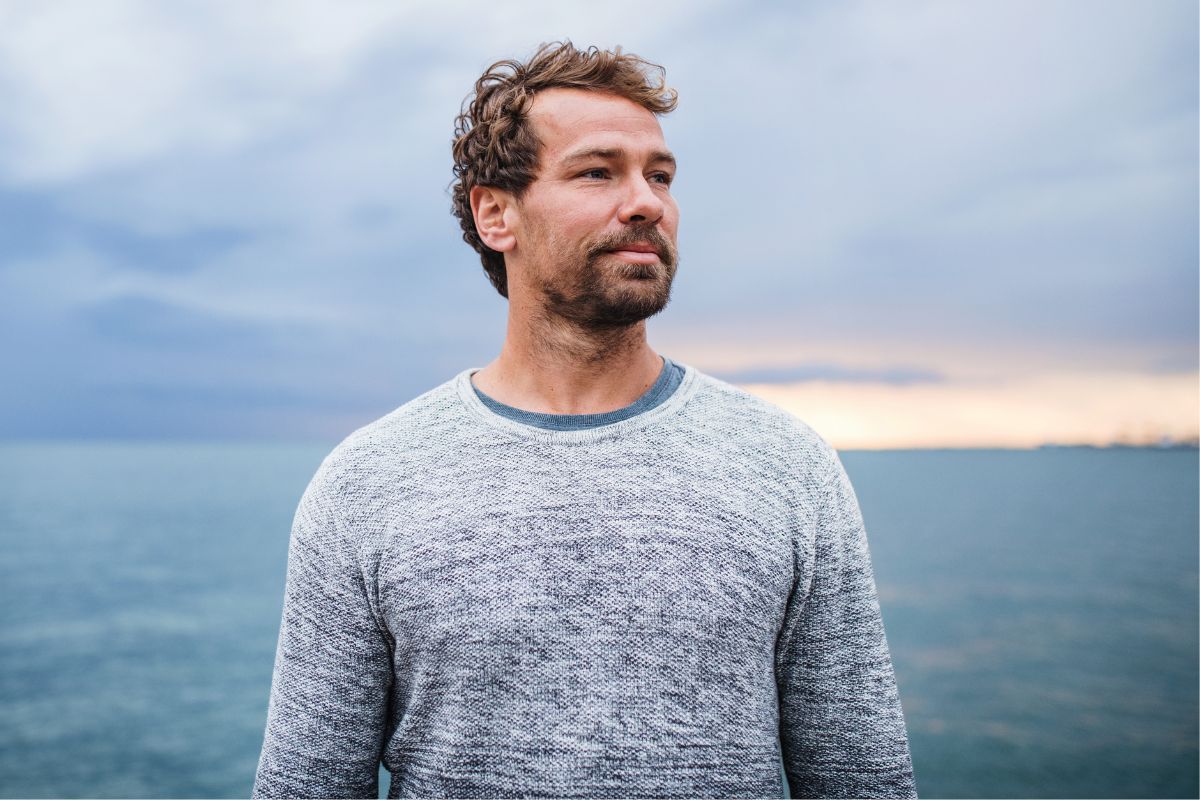 Zostawia ukochaną na Santorini