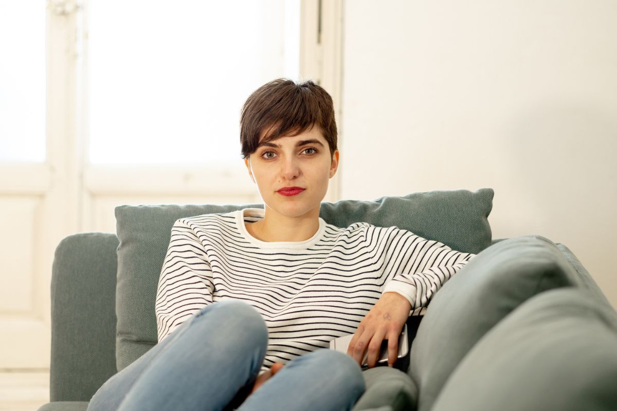 kobieta patrzy prosto w obiektyw aparatu