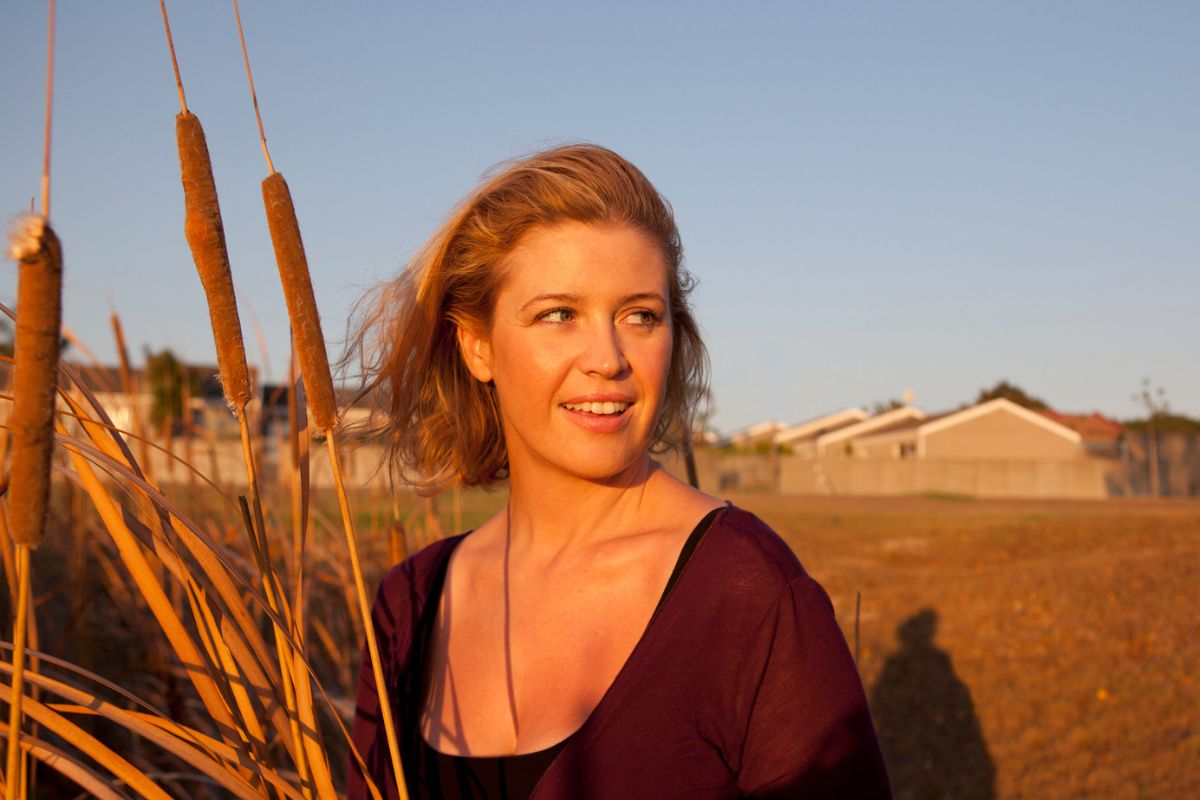 uśmiechnięta kobieta na wsi