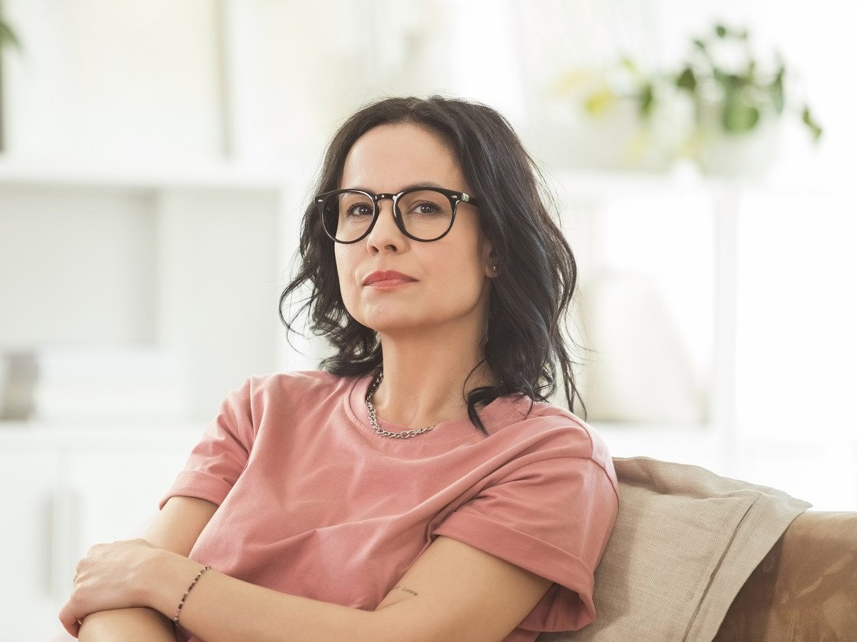 kobieta siedząca w salonie