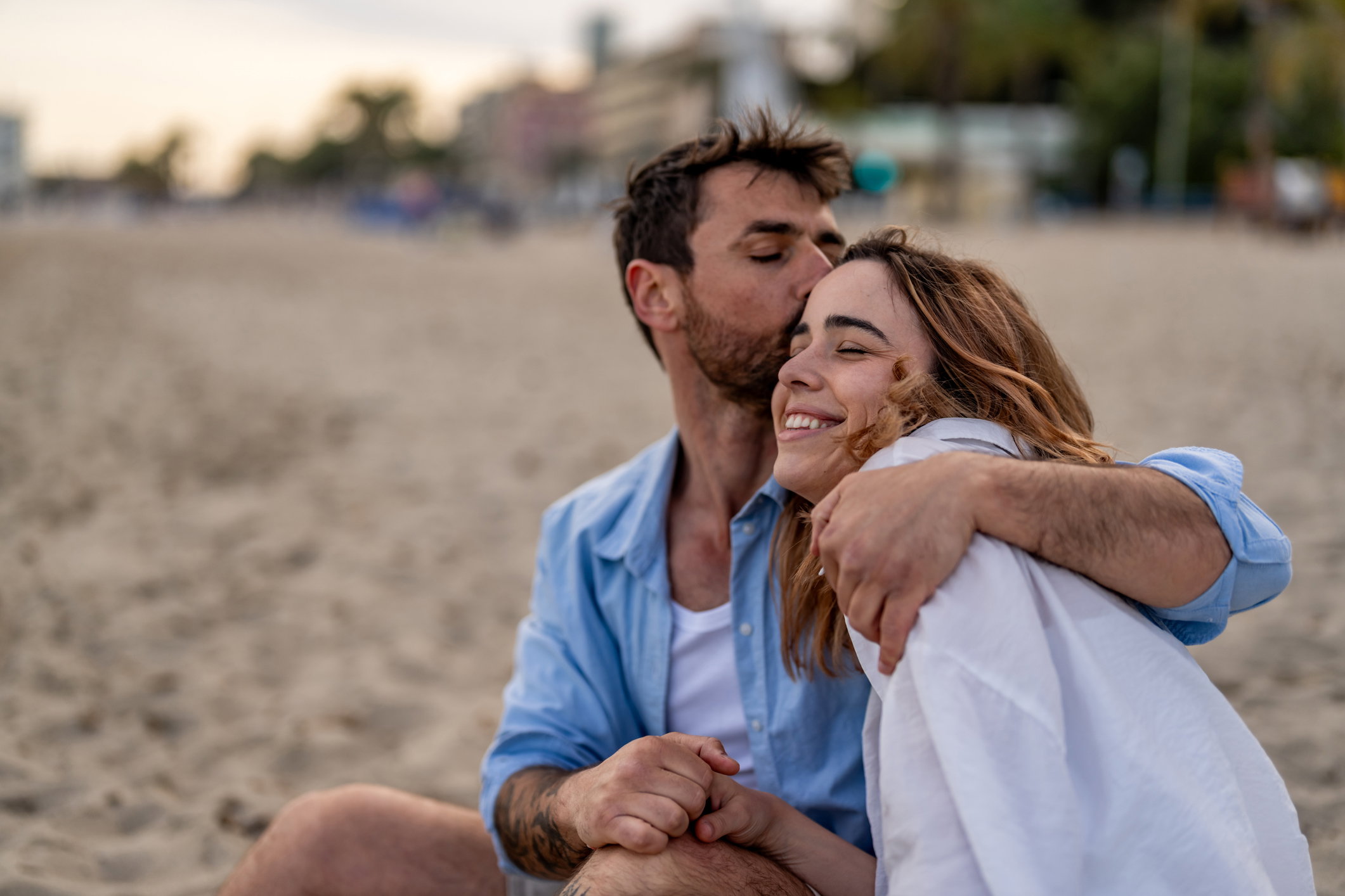 Two lovers in a hug, in love.