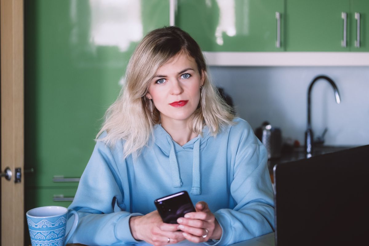 kobieta patrzy prosto w obiektyw aparatu