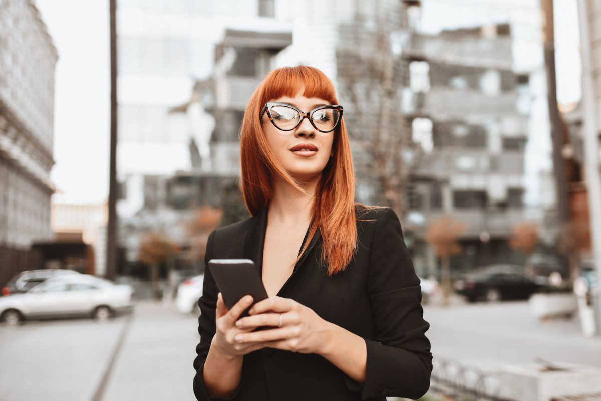 poważna kobieta z klasą