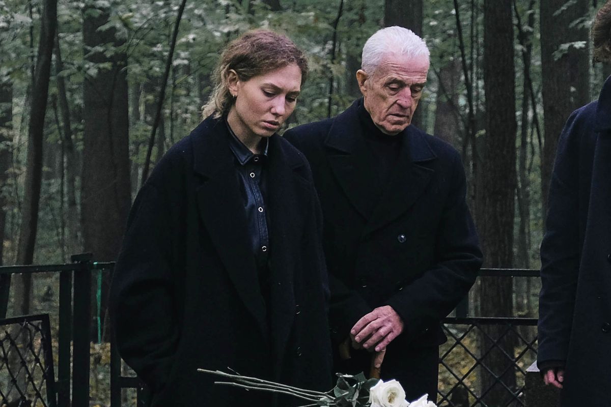 Córka z ojcem na pogrzebie