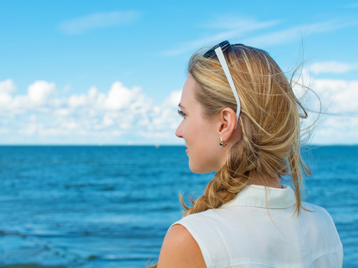 kobieta patrząca w stronę morza