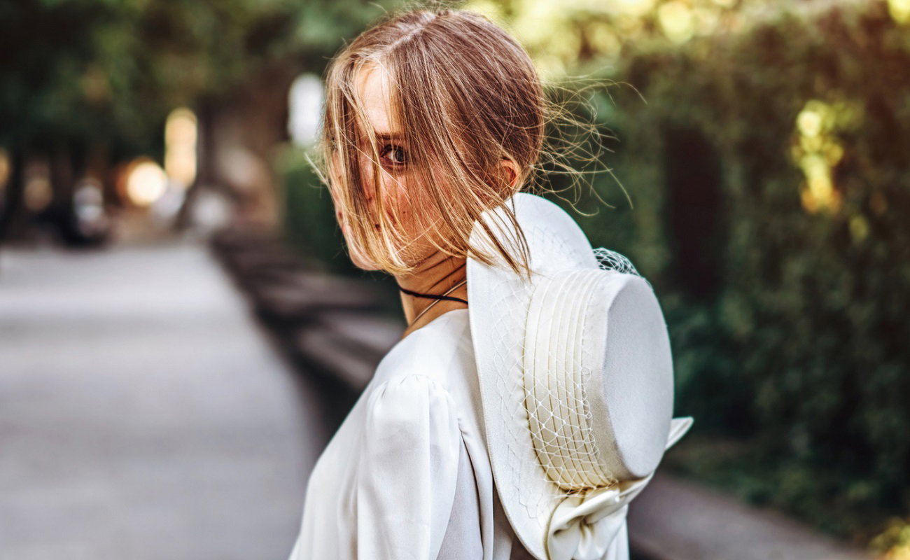 Tobbaco bronde to najmodniejszy kolor lata 2025. Optycznie zagęszcza włosy i podkreśla opaleniznę, fot. Getty Images, bedya