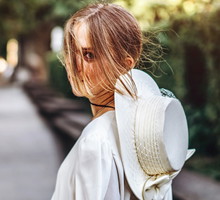 Tobbaco bronde to najmodniejszy kolor lata 2025. Optycznie zagęszcza włosy i podkreśla opaleniznę, fot. Getty Images, bedya