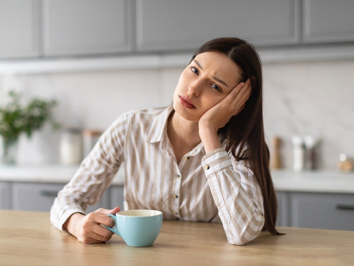 dziewczyna siedząca przy stole w kuchni