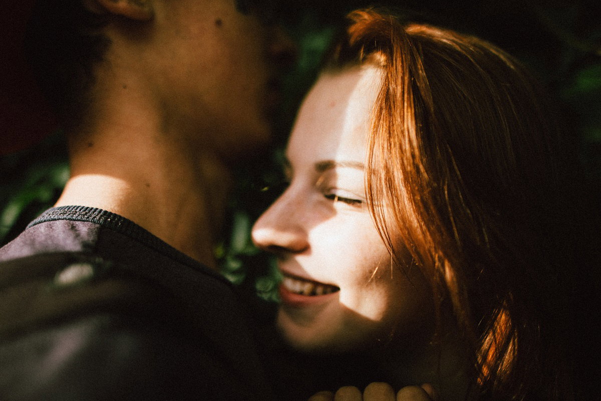 Nowy trend randkowy prosto z TikToka. Robi to coraz więcej kobiet / Getty Images, Maria Dorota