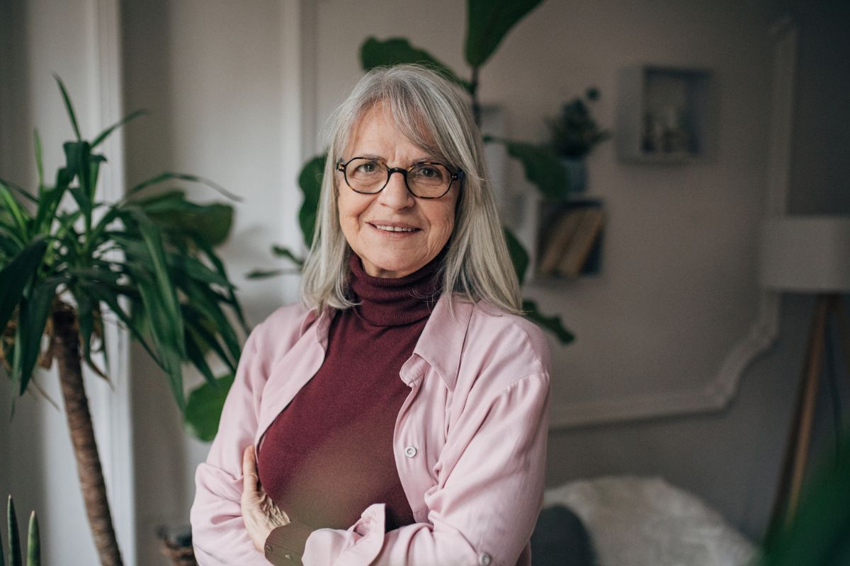 kobieta patrzy prosto w obiektyw aparatu