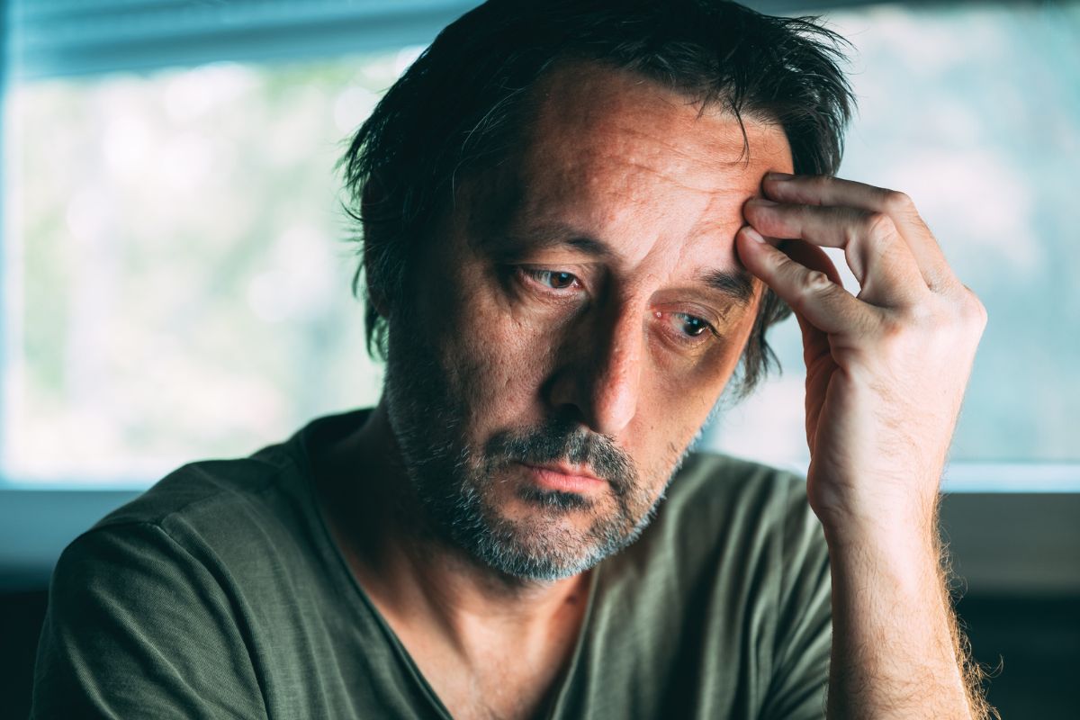 mężczyzna zamyślony i smutny