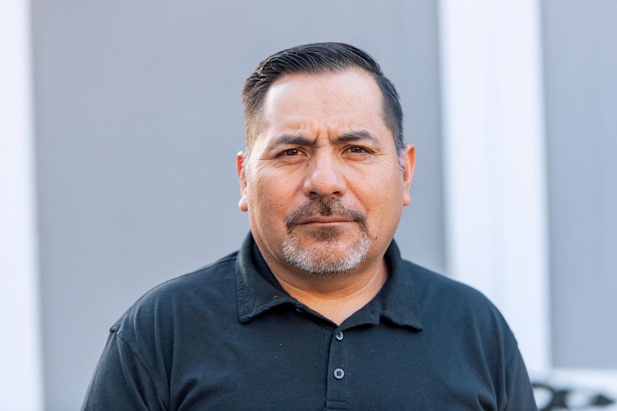 poważny mężczyzna patrzy prosto w obiektyw