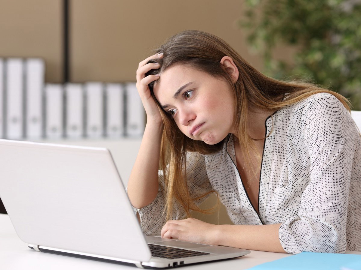 dziewczyna pracująca w biurze