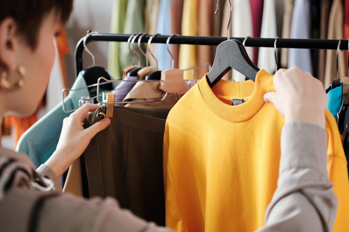 Ten kolor będzie królował jesienią. Dorwij go już teraz na wyprzedażach i przygotuj swoją szafę / Getty Images, AnnaStills