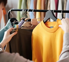 Ten kolor będzie królował jesienią. Dorwij go już teraz na wyprzedażach i przygotuj swoją szafę / Getty Images, AnnaStills