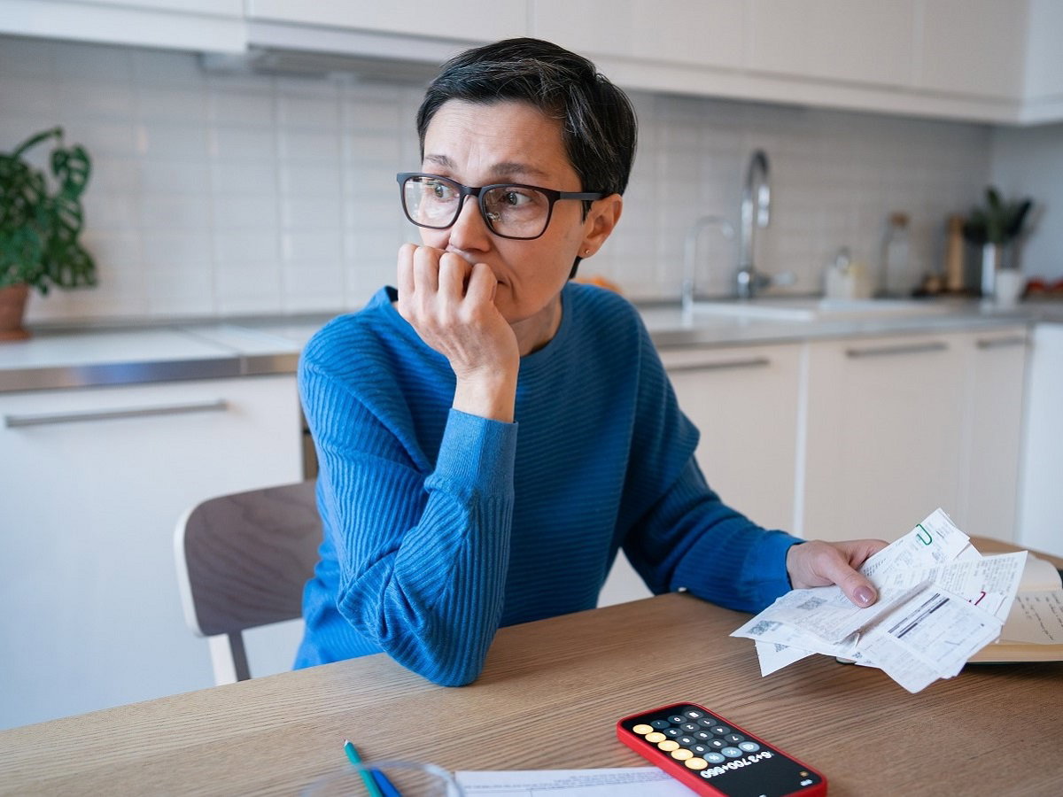 kobieta z rachunkami