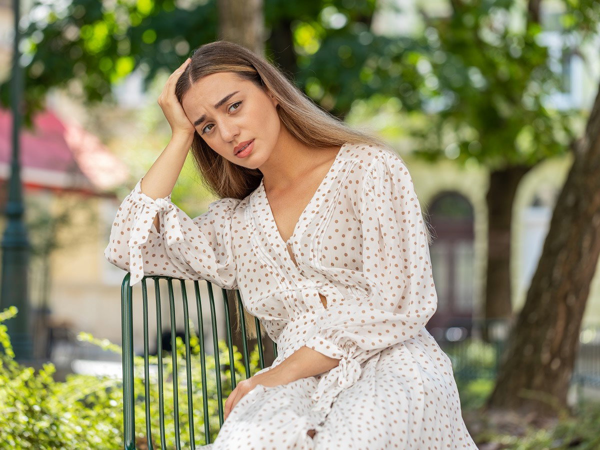 smutna dziewczyna w sukience na weselu