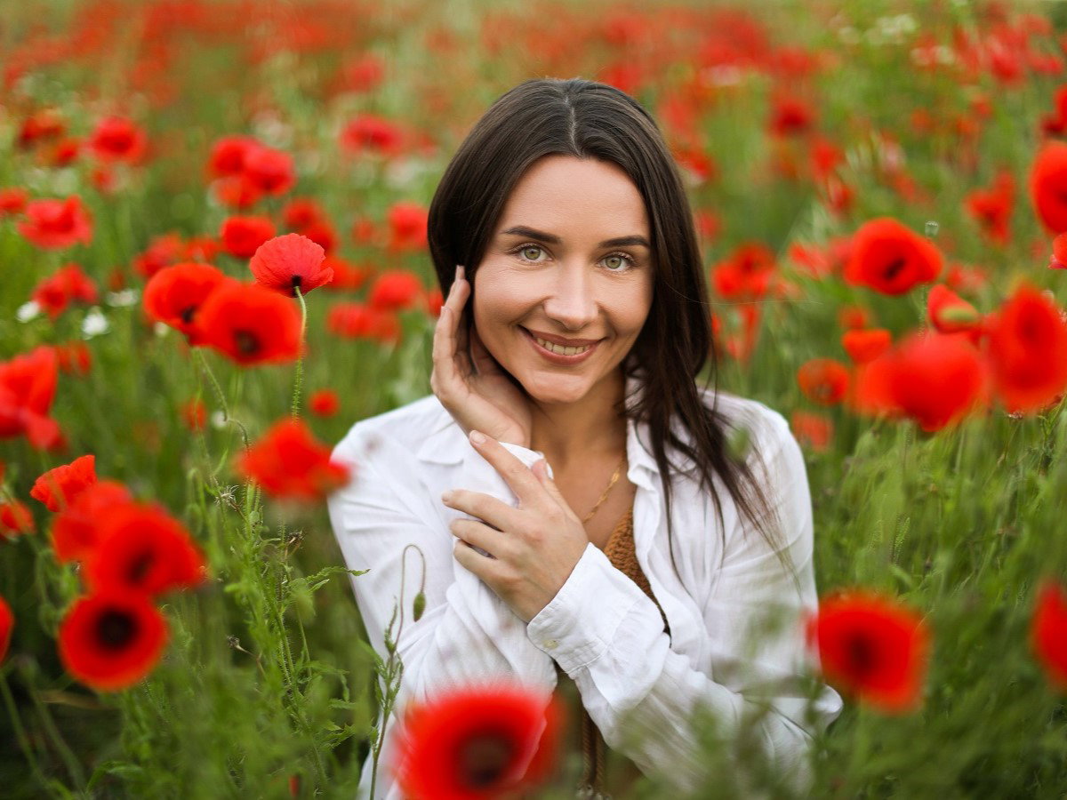 kobieta na polu maków
