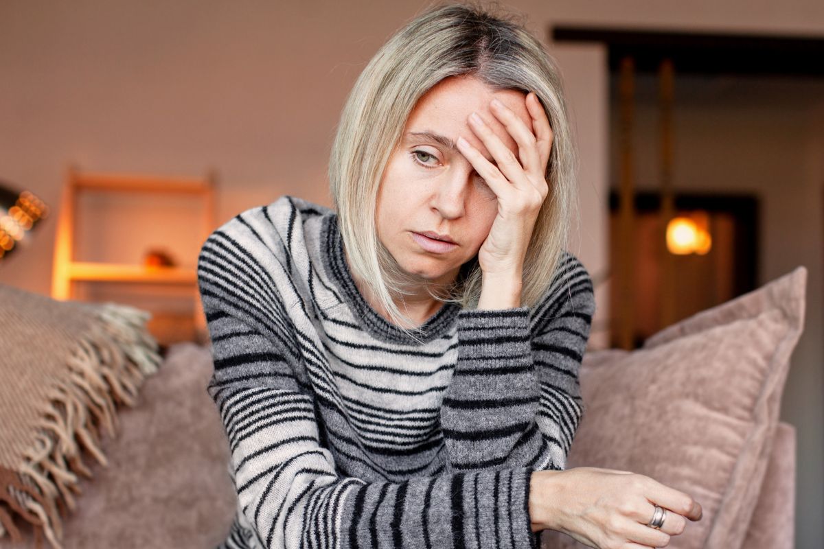 kobieta zamyślona i smutna