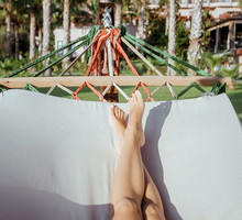 Truskawkowe nogi to popularny letni problem. Rozwiążesz go 3 prostymi krokami / Getty Images, Erstudiostok