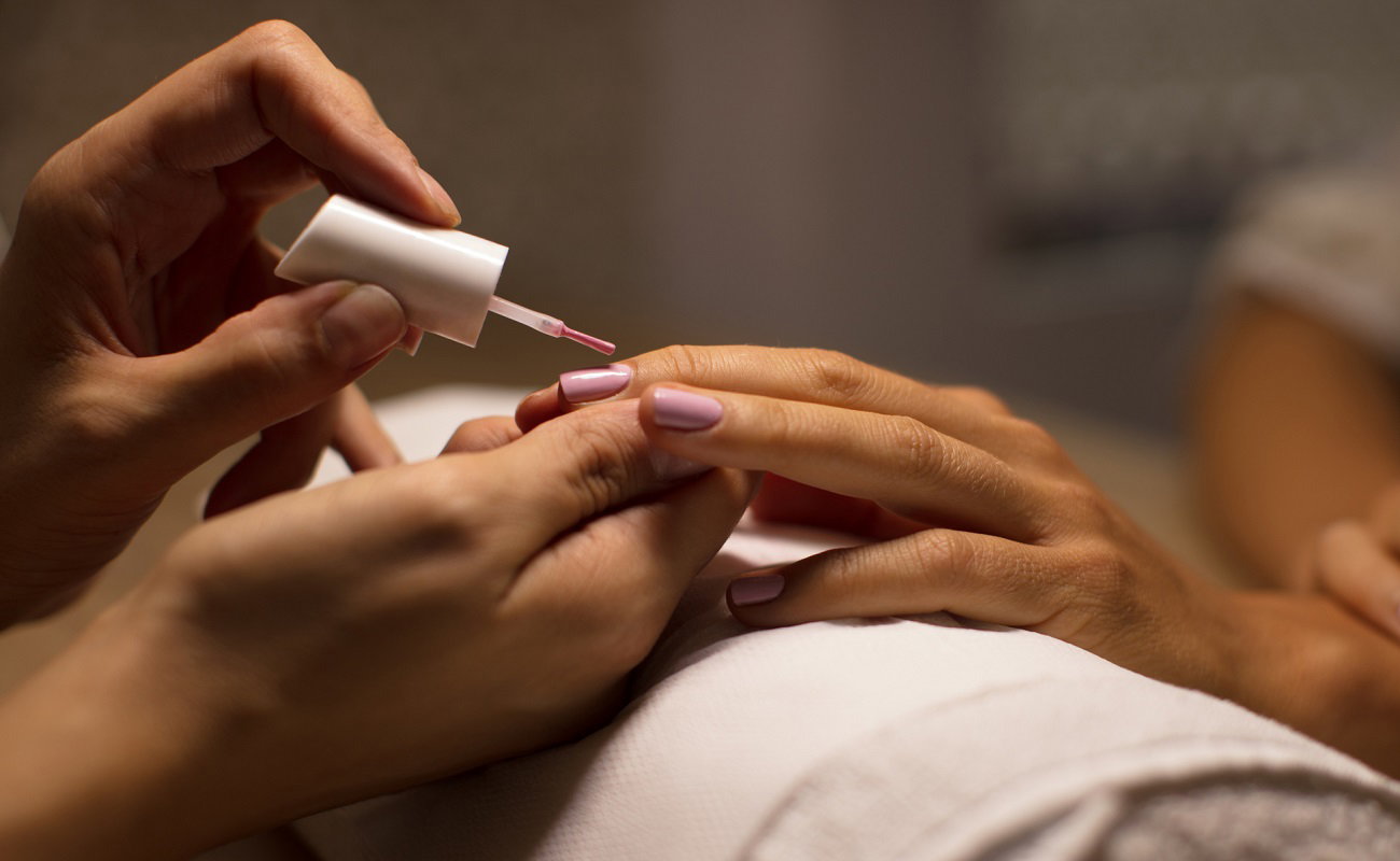 Blush nails to najmodniejsze paznokcie na lato 2025. Co druga klientka prosi o nie w salonie / Getty Images, miljko