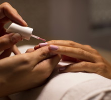Blush nails to najmodniejsze paznokcie na lato 2025. Co druga klientka prosi o nie w salonie / Getty Images, miljko