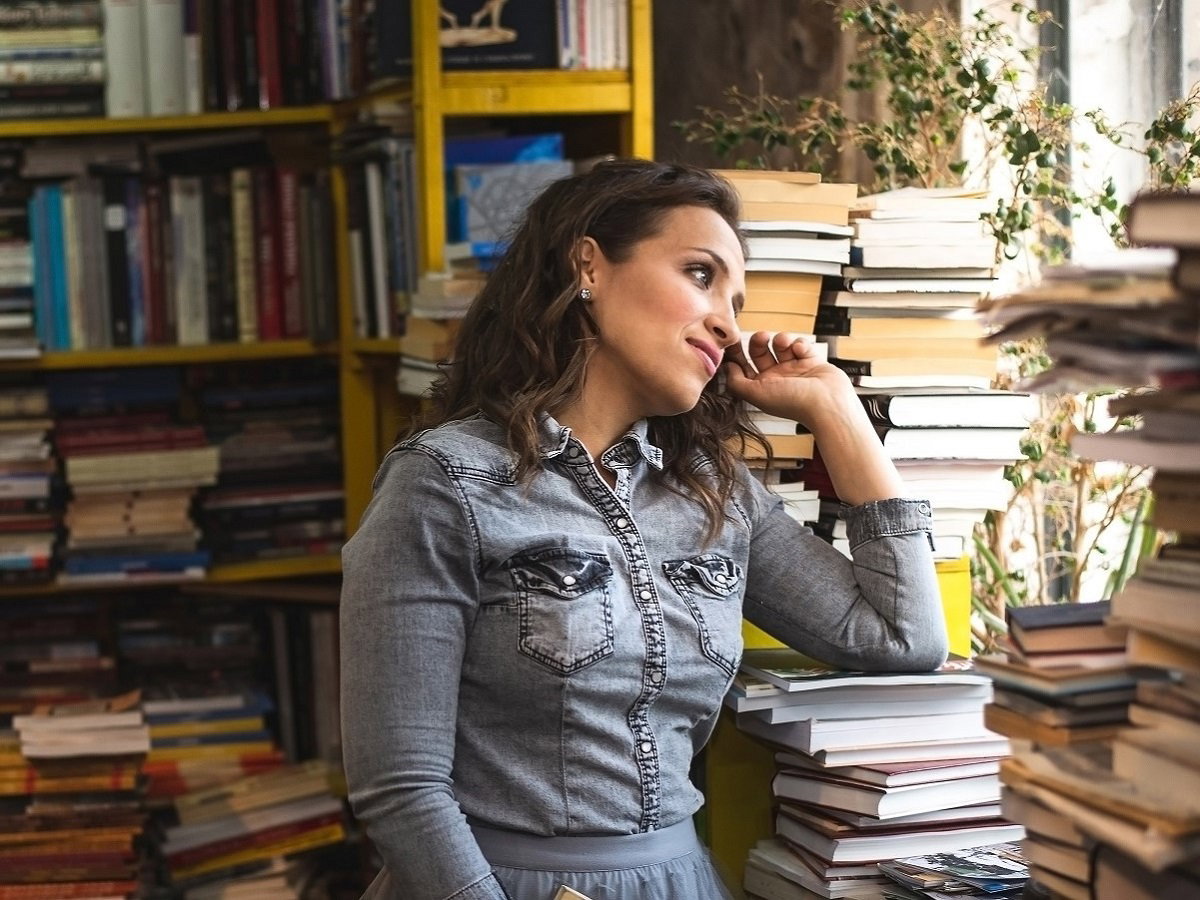 kobieta w antykwariacie