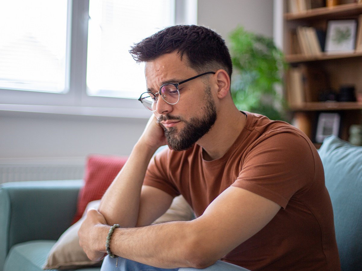 Smutny mężczyzna w pokoju