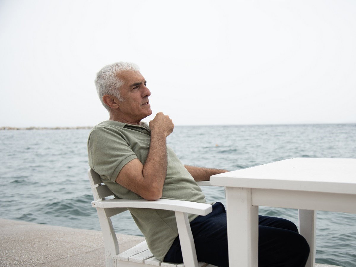 mężczyzna nad morzem