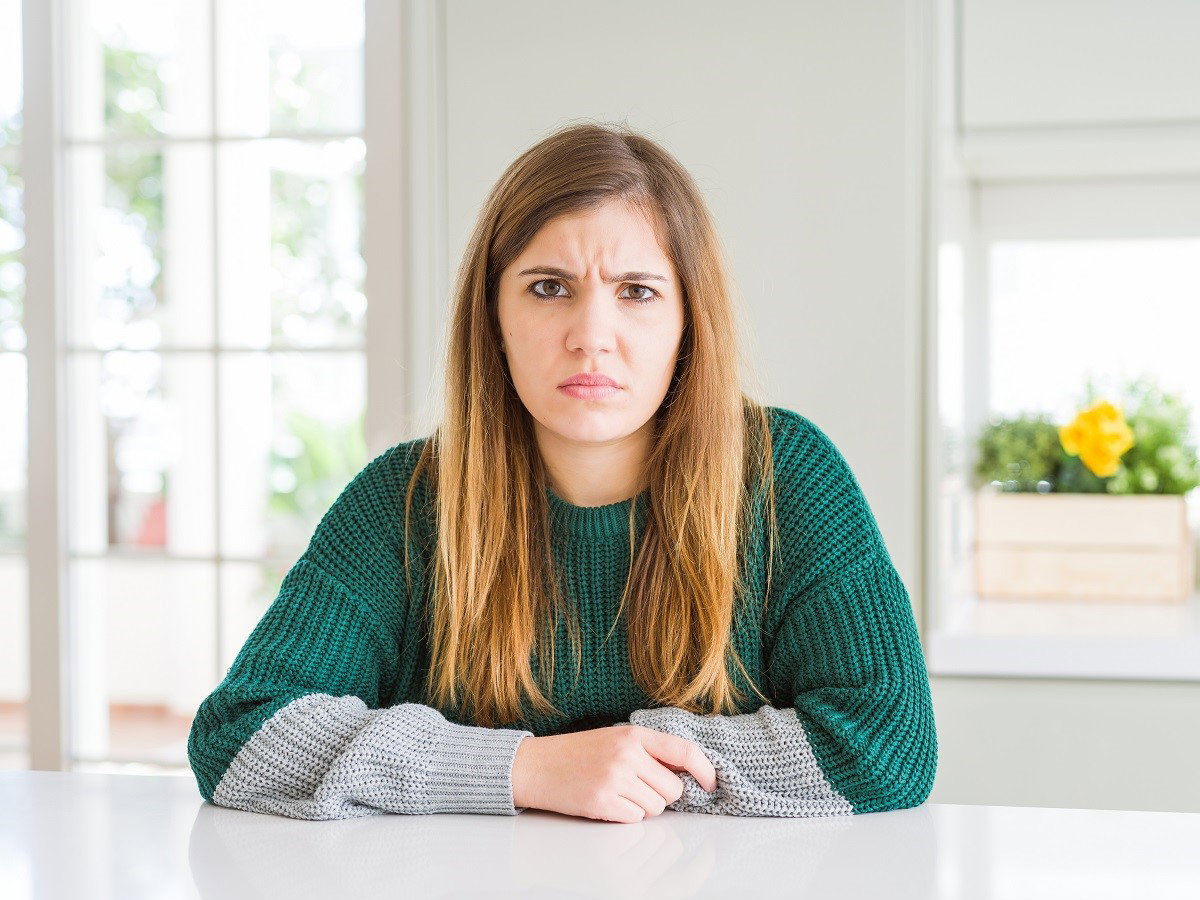 zdenerwowana kobieta w kuchni