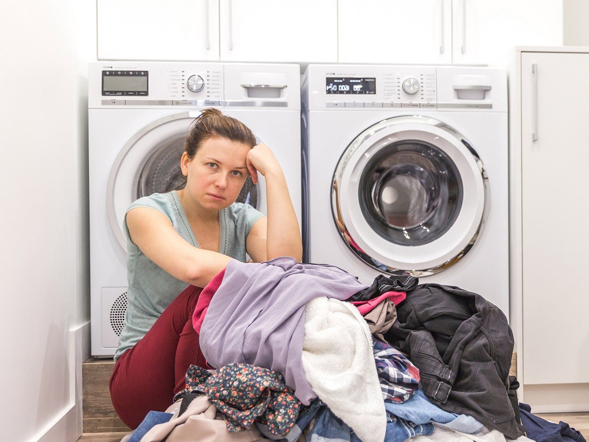 kobieta na tle pralki