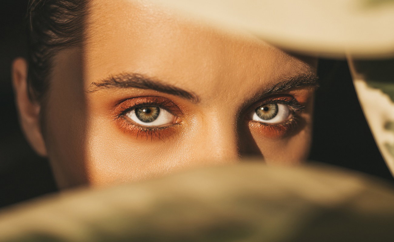 Tego lata wszyscy mają na oku „ghost lashes”. Wyczarujesz je w banalnie prosty sposób / Getty Images, SiberianBeauty
