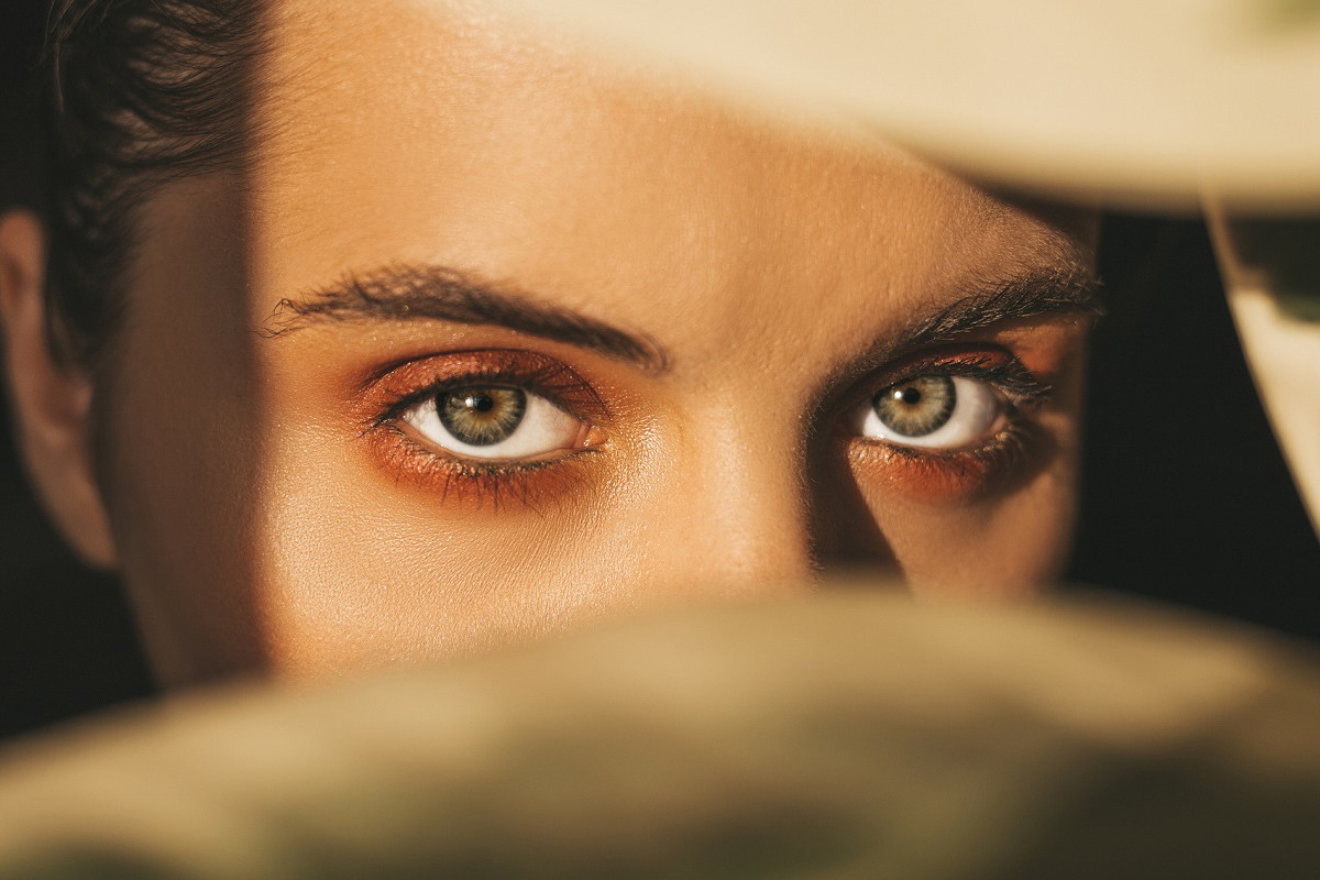Tego lata wszyscy mają na oku „ghost lashes”. Wyczarujesz je w banalnie prosty sposób / Getty Images, SiberianBeauty