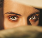 Tego lata wszyscy mają na oku „ghost lashes”. Wyczarujesz je w banalnie prosty sposób / Getty Images, SiberianBeauty