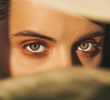 Tego lata wszyscy mają na oku „ghost lashes”. Wyczarujesz je w banalnie prosty sposób / Getty Images, SiberianBeauty