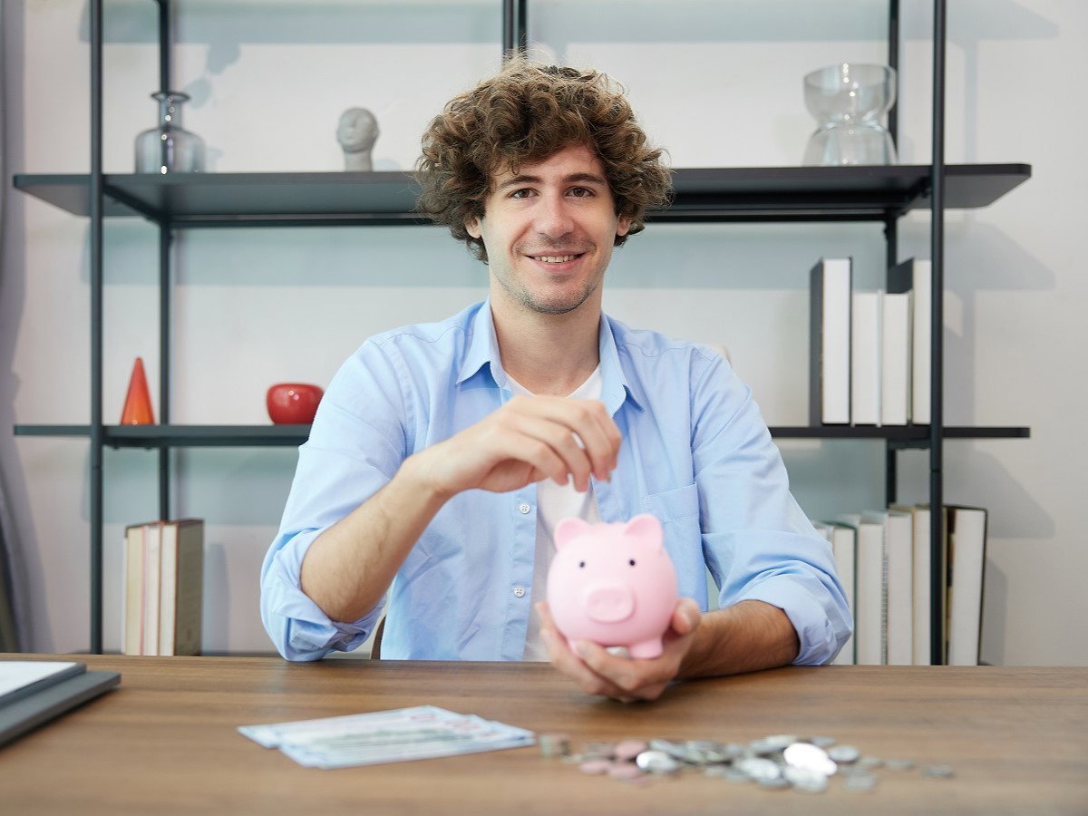 mężczyzna ze skarbonką