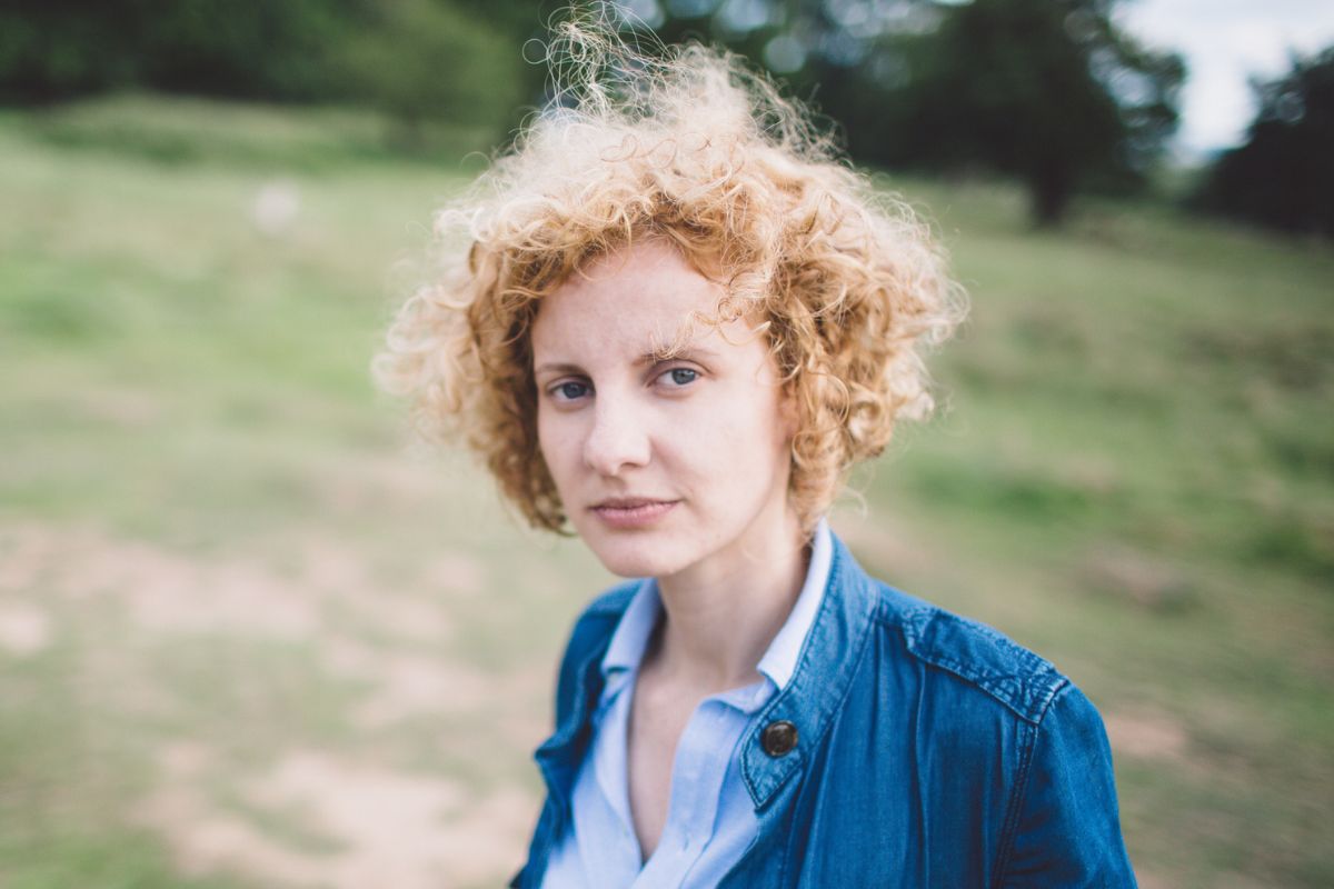 kobieta patrzy prosto w obiektyw aparatu