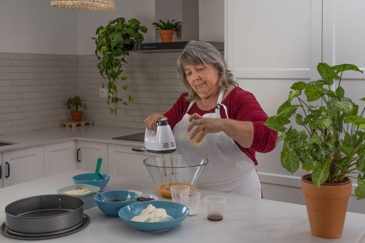 starsza kobieta robi ciasto