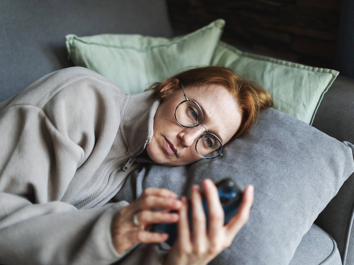 kobieta na sofie z telefonem