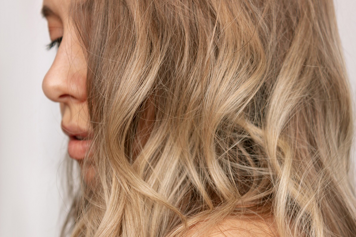 To najmodniejsza fryzura na lato 2025. Wygląda jak świeżo po powrocie z urlopu / Getty Images