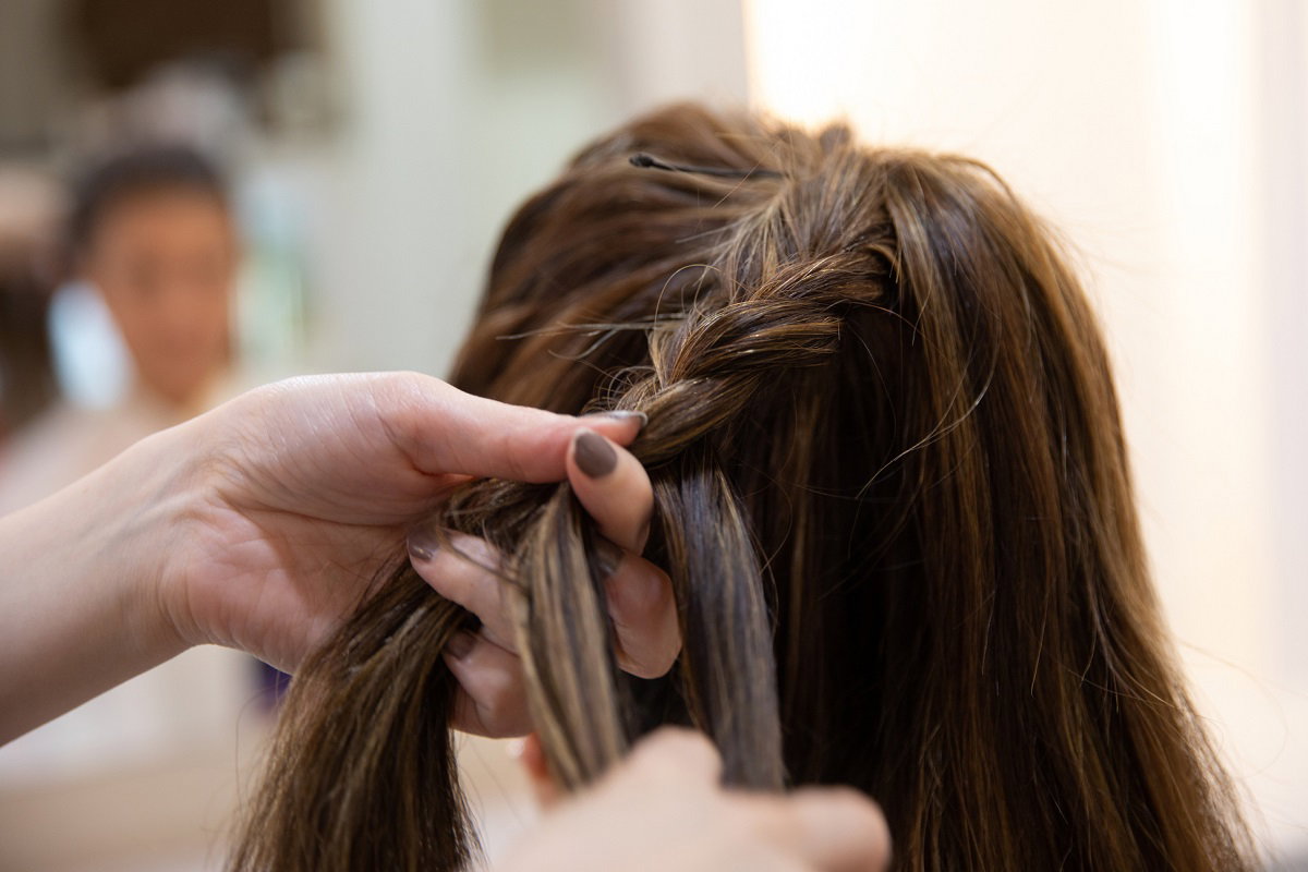 Hitowa fryzura z lat 90. wraca do łask. Zrobisz ją w 3 minuty, a efekt zachwyci każdego / Getty Images, kumikomini