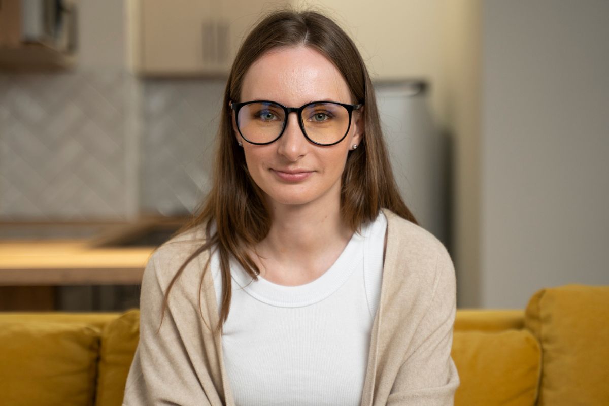 kobieta patrzy prosto w obiektyw aparatu