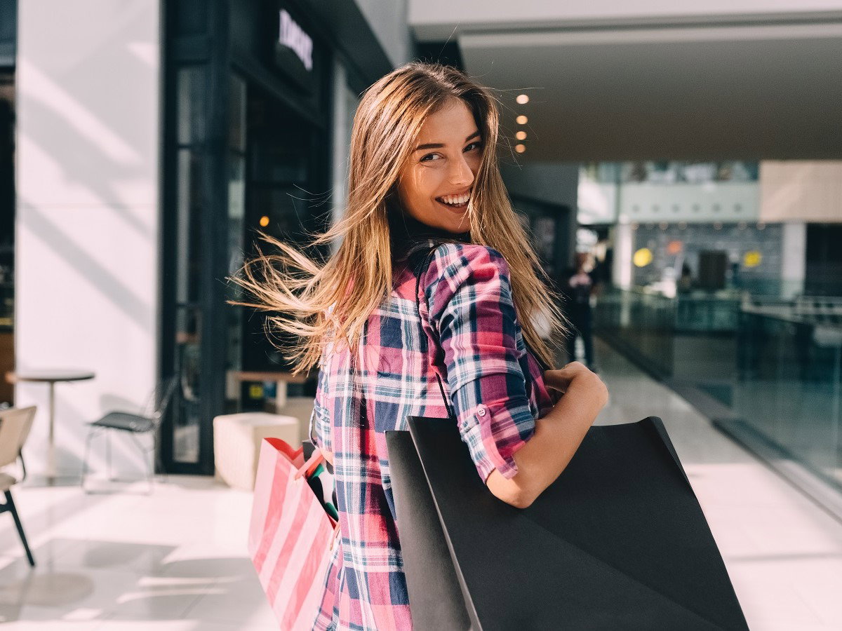 kobieta wracająca z zakupów