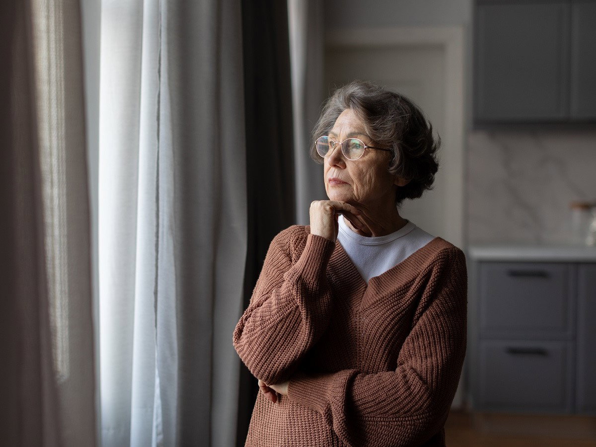 starsza kobieta w oknie