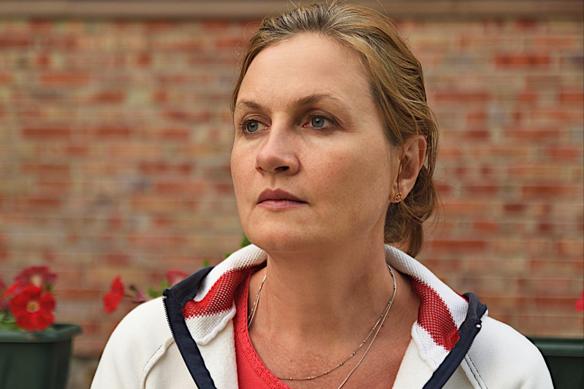 kobieta zamyślona i poważna