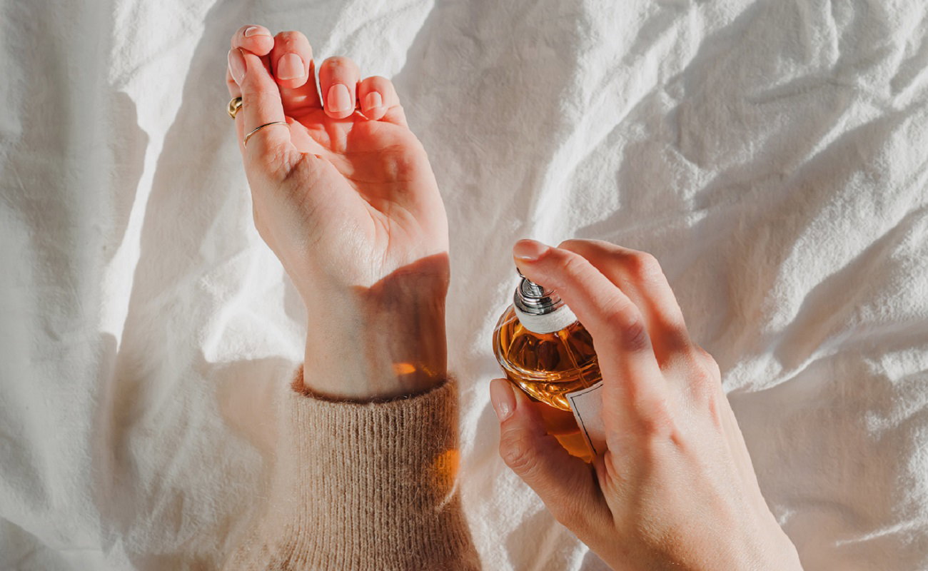 3 proste triki, które przedłużają trwałość perfum. Nawet tanie zapachy trzymają się przez cały dzień, Getty Images, Chiociolla