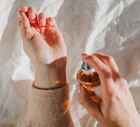 3 proste triki, które przedłużają trwałość perfum. Nawet tanie zapachy trzymają się przez cały dzień, Getty Images, Chiociolla